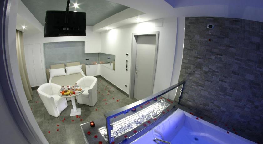 Image of Suite hot tub pool 6