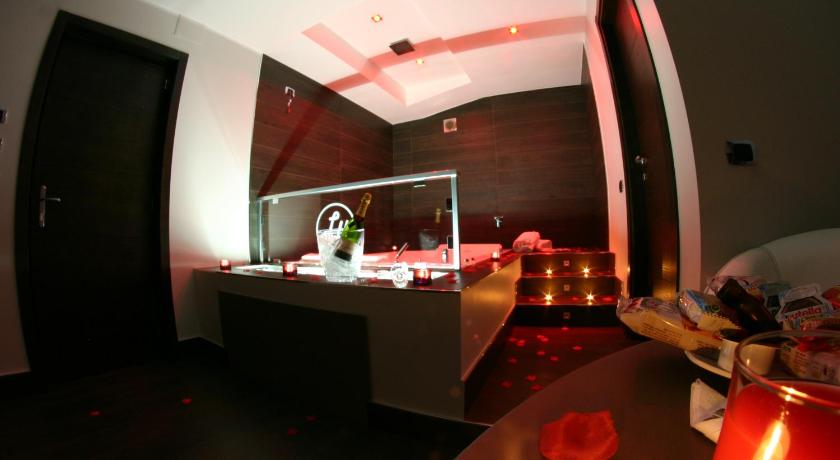 Image of Suite hot tub pool 13