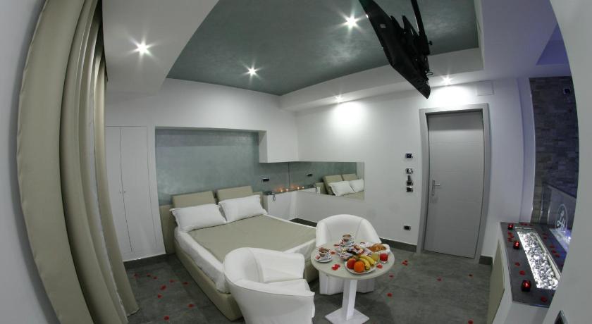 Image of Suite hot tub pool 8