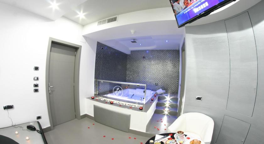 Image of Suite hot tub pool 9