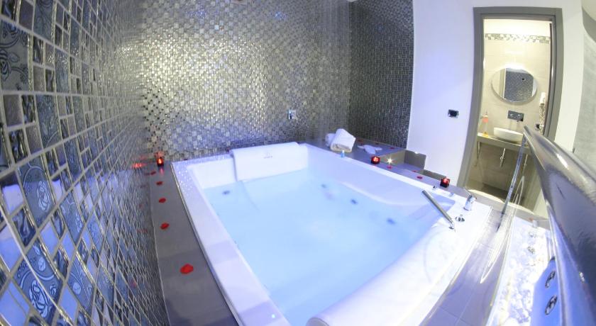 Image of Suite hot tub pool 4