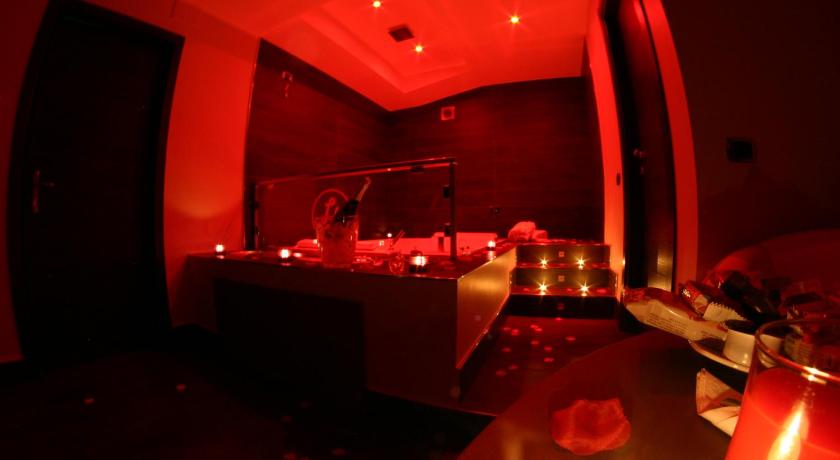 Image of Suite hot tub pool 16
