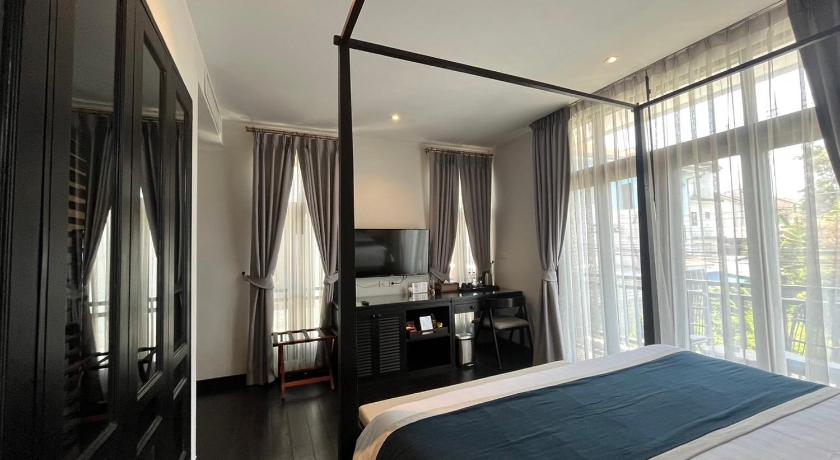 Image of Deluxe Double Room with Balcony 6