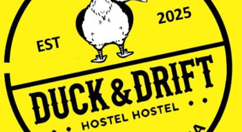 Duck & Drift - a Sleeper Hostel - Just 1,7km from Airport