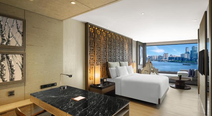 Фото: Deluxe Riverside Retreat - King Bed 1
