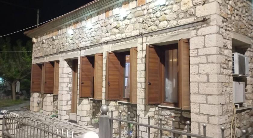 Αρχωντικα στην Τρiχονιδα
