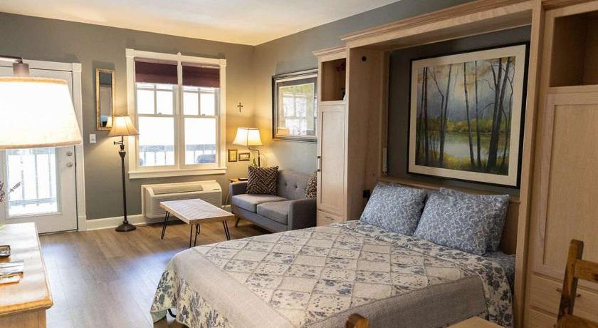 Eureka Springs Bella Paradiso 14 Queen Bed Studio Walk to Downton 3-Star Accommodation room
