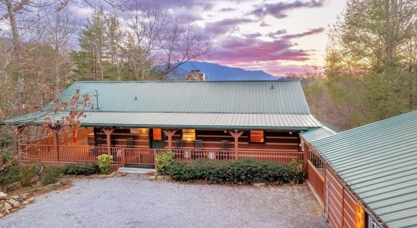 Luxury! Views, Hottub, Theater, GameRoom, Private, Wood Fireplace