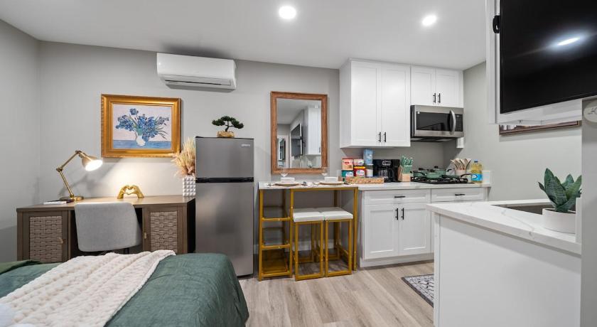보니타 Entire Private Studio with 1 King Bed, Full Kitchen, Gated Yard, Available Now 4성급 숙소 로비