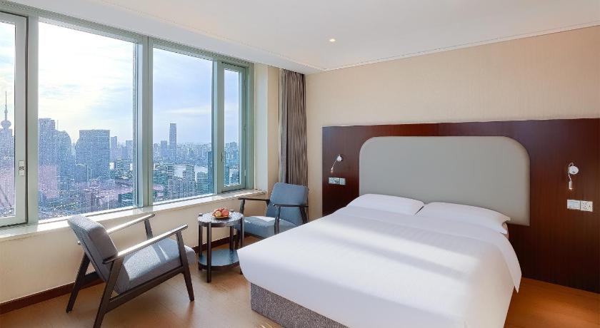 Image of Junior Queen Suite 1