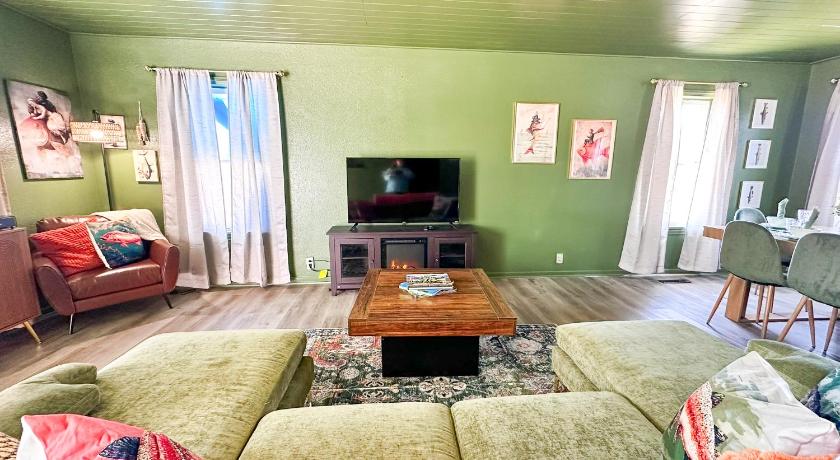 Russell (KS) Condo 2BD2BAGrillLaundry-8PP-Pet Friendly 4-Star Accommodation view