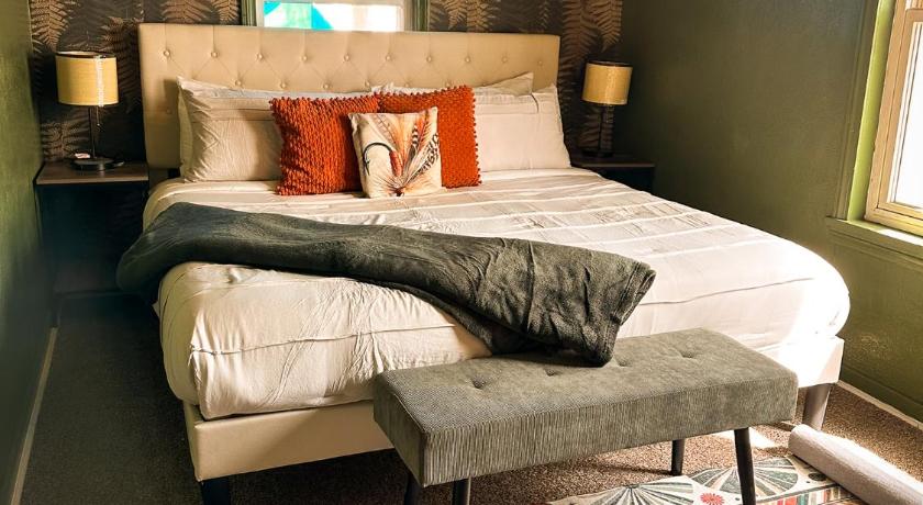 Russell (KS) Condo 2BD2BAGrillLaundry-8PP-Pet Friendly 4-Star Accommodation suite