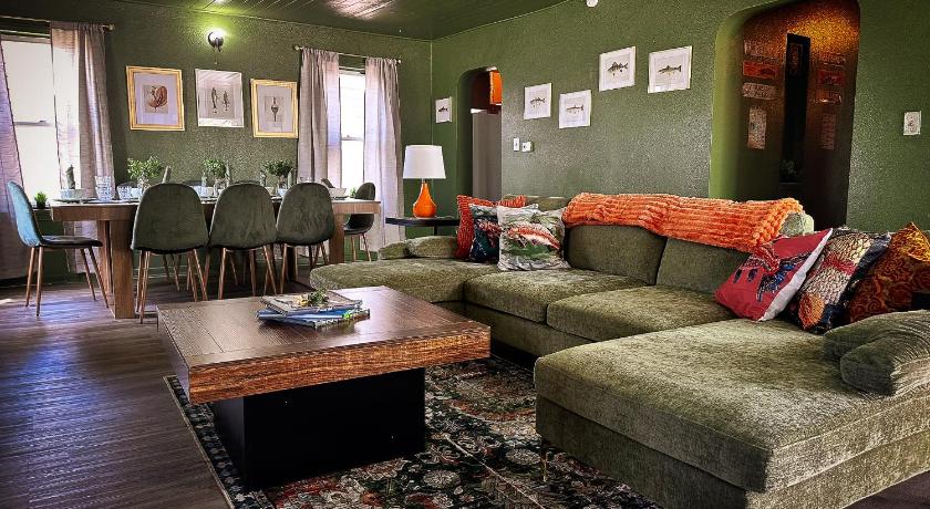 Russell (KS) Condo 2BD2BAGrillLaundry-8PP-Pet Friendly 4-Star Accommodation lobby