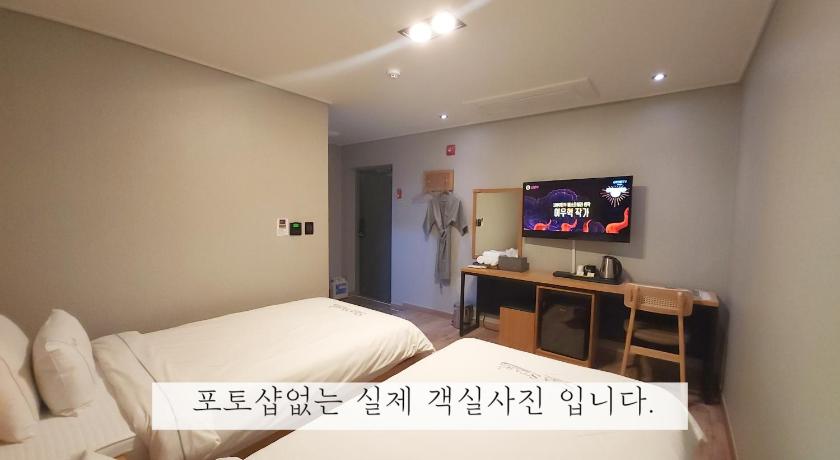 Image of Twin Room with Sea View 1
