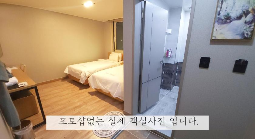Image of Twin Room with Sea View 5