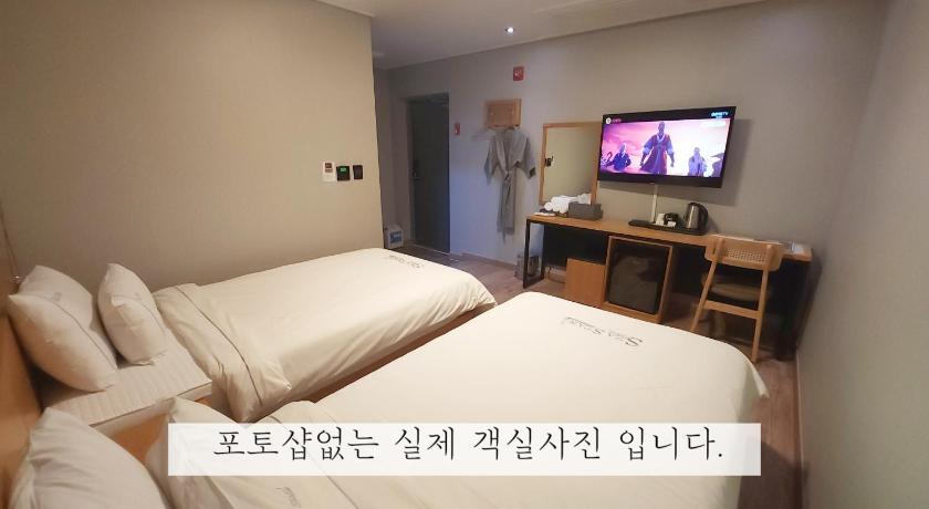 Image of Twin Room with Sea View 6