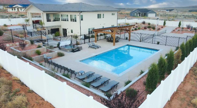 Lux Kanab Home with Pool Hot Tub Pickleball Courts
