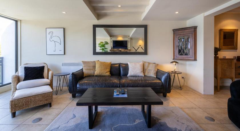 Image of Executive suite 7