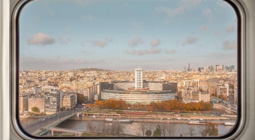 Image of Executive Room - 1 queen bed and 1 single sofa bed 7