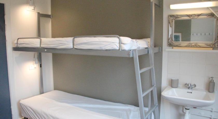 Image of Basic Triple Room with Shared Bathroom 0