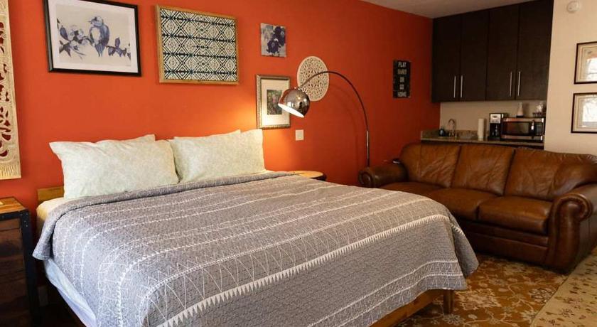 Eureka Springs Bella Paradiso 5 King Bed Studio Walk to Downtown 4-Star Accommodation room