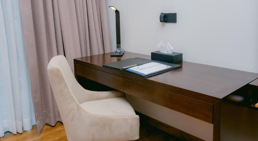 Waters Edge Hotel - image 7