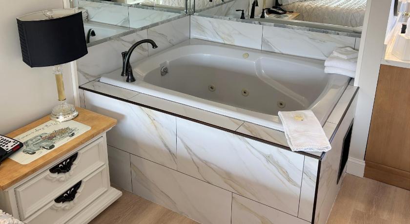 Image of Deluxe King Room with Spa Bath 9