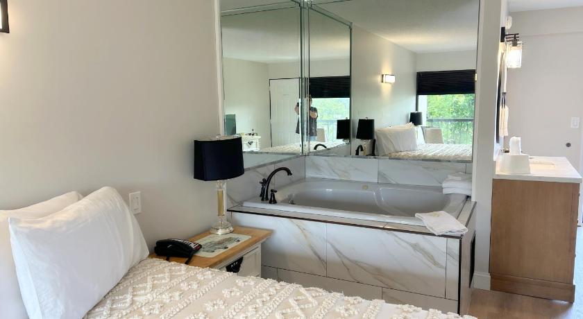 Image of Deluxe King Room with Spa Bath 11