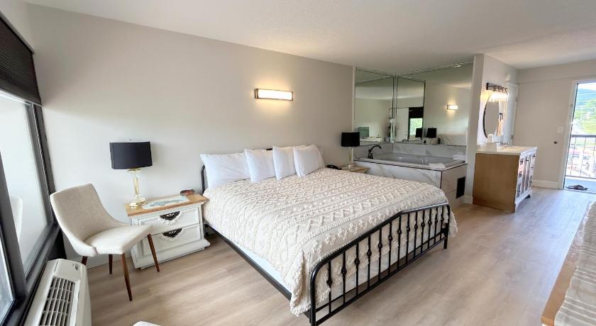 Image of Deluxe King Room with Spa Bath 4
