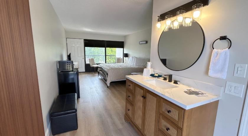 Image of Deluxe King Room with Spa Bath 3