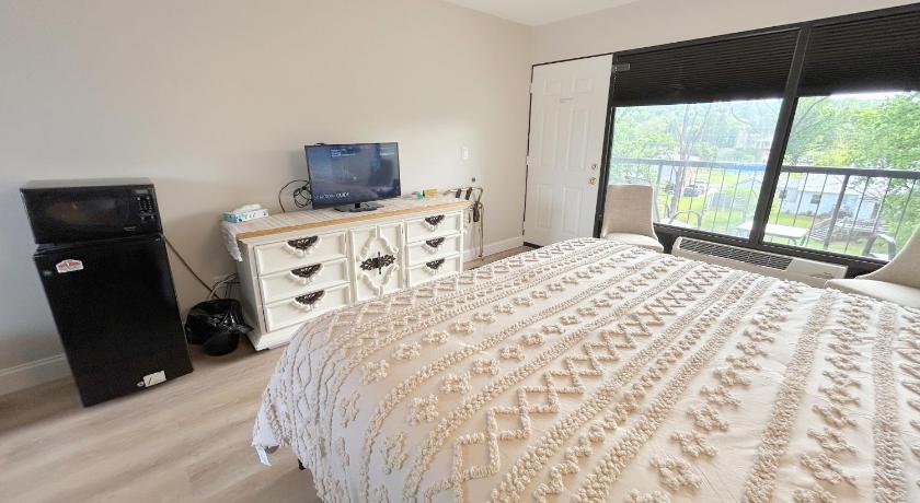 Image of Deluxe King Room with Spa Bath 12