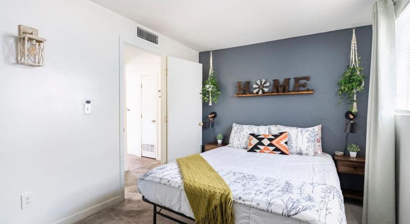 Tucson (AZ) Bright 2BR Oasis Desert Charm and BBQ Nights 4-Star Accommodation pool