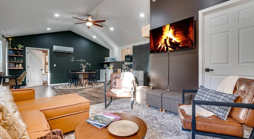 뉴포트 (VA) NEW! Shenandoah family & dog friendly cabin - 5 min walk river with private river access, BBQ, playg 4성급 숙소 수영장