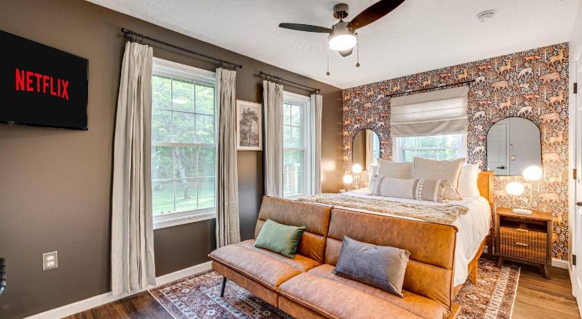 뉴포트 (VA) NEW! Shenandoah family & dog friendly cabin - 5 min walk river with private river access, BBQ, playg 4성급 숙소 스위트룸