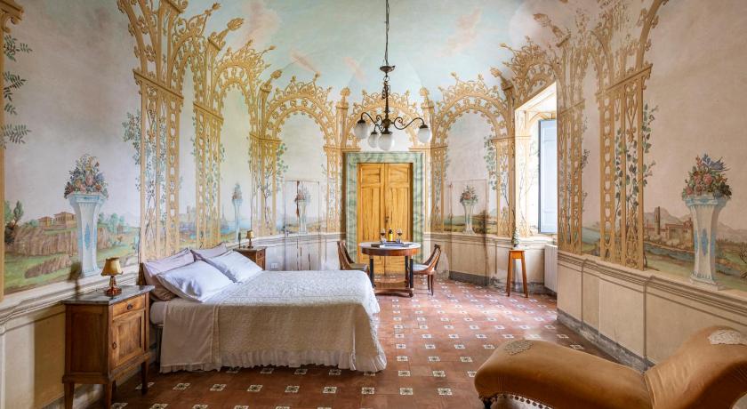 Exclusive Apartment-1844s Frescoes- Centuries old park- Peacocks- Villa Mastrangelo