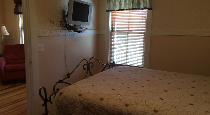 Calhoun House Inn & Suites photo