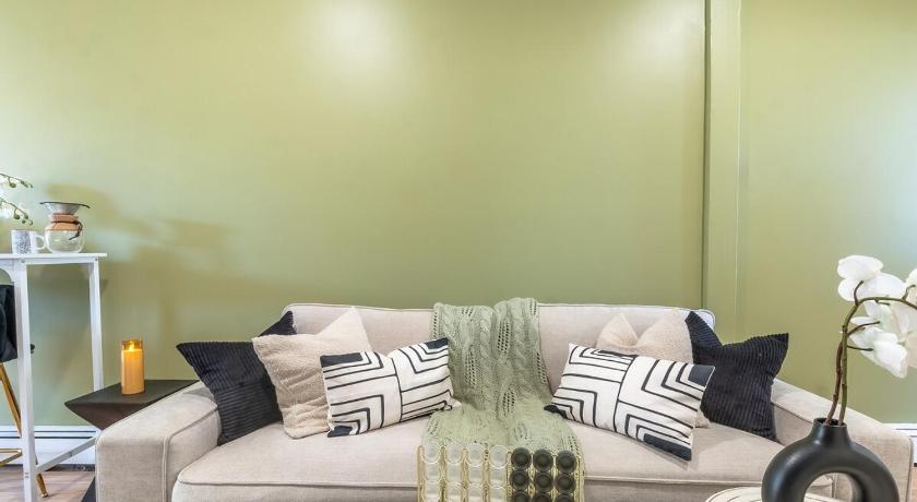 Hoboken (NJ) City Escape with 2 Baths, 10 beds and We Pay Half Parking for 2 cars, NYC in 15 min 3-Star Accommodation room