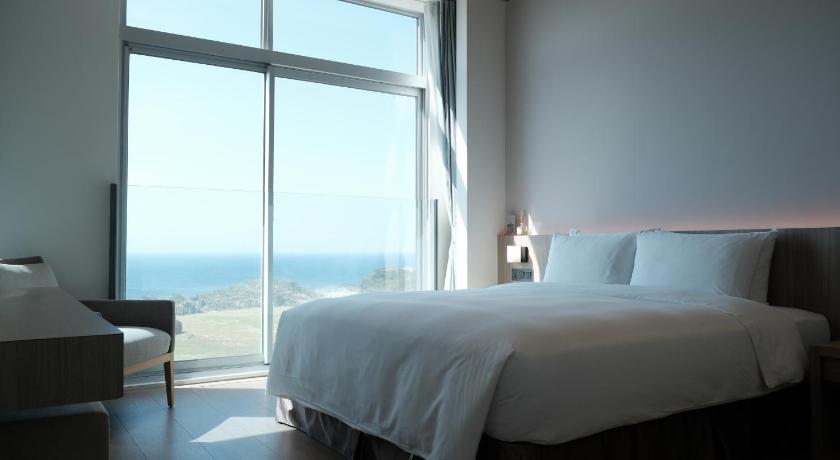 Sunlight on the peninsula - image 50