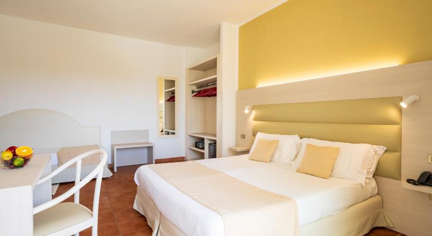 Image of Triple Room with Sea or Pool View 8