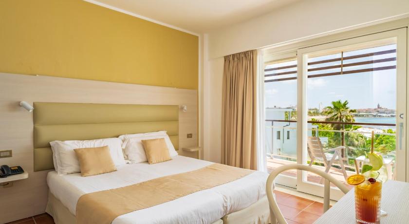 Image of Quadruple Room with Sea or Pool View 0
