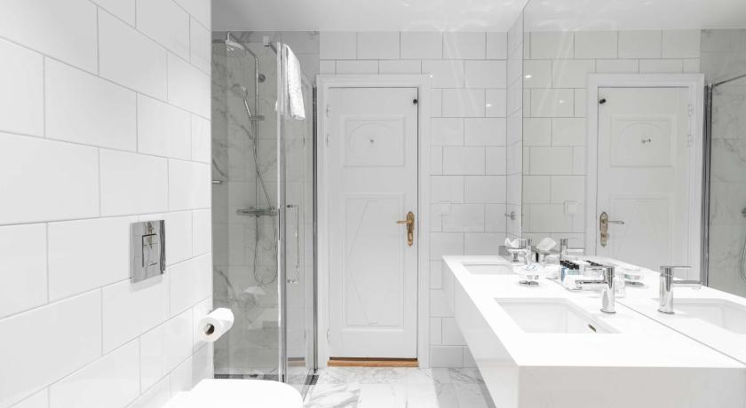 Image of Junior Suite with View 11