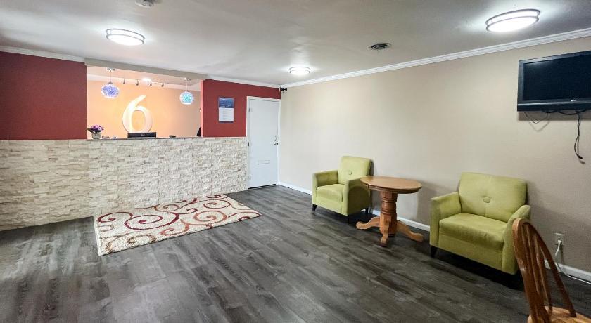 Super 8 by Wyndham Concordia - image 11