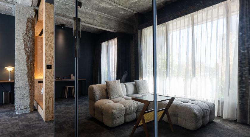 Image of Studio Suite 6