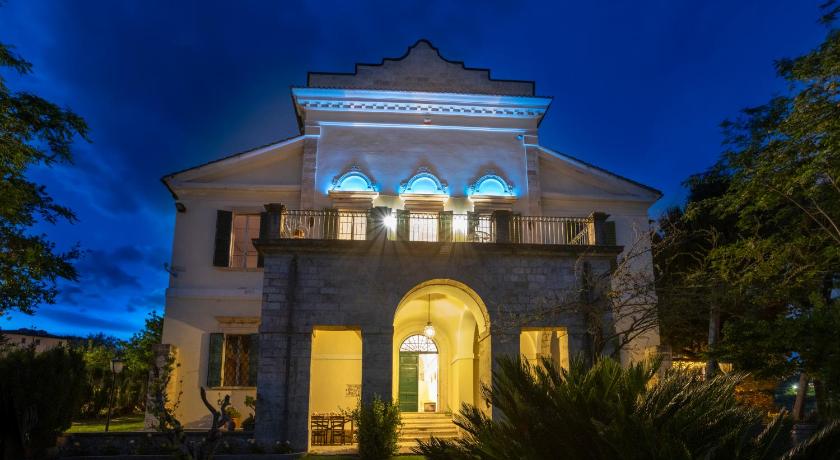 Breakfast-1844 Frescoes -Panoramic Solarium- Centuries Old-Park - Villa Mastrangelo