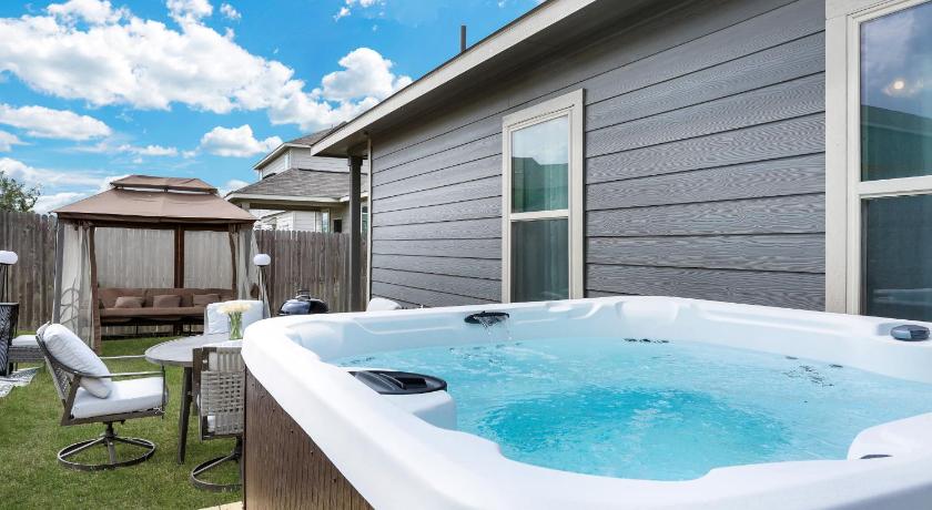 コンバース Stylish Hot Tub Retreat BBQ Yard Games WiFi Pets 5つ星 宿泊施設 施設