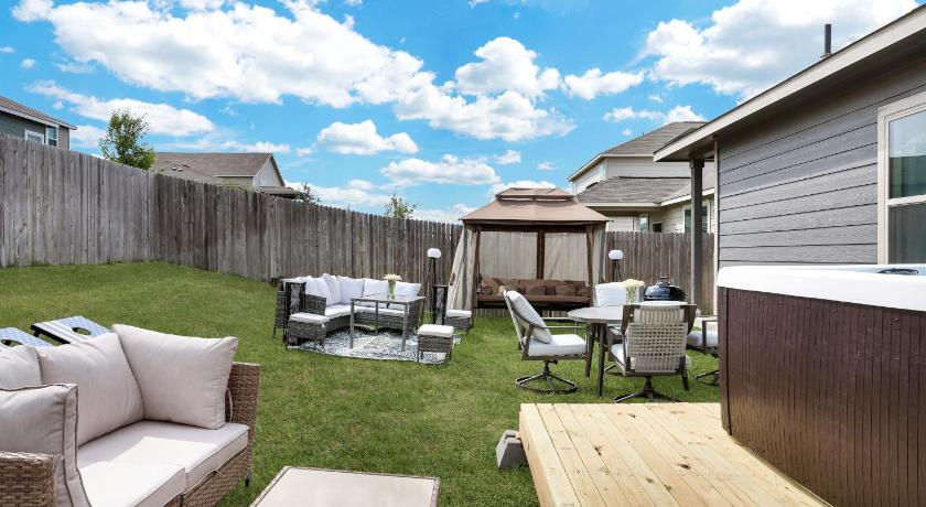 コンバース Stylish Hot Tub Retreat BBQ Yard Games WiFi Pets 5つ星 宿泊施設 客室