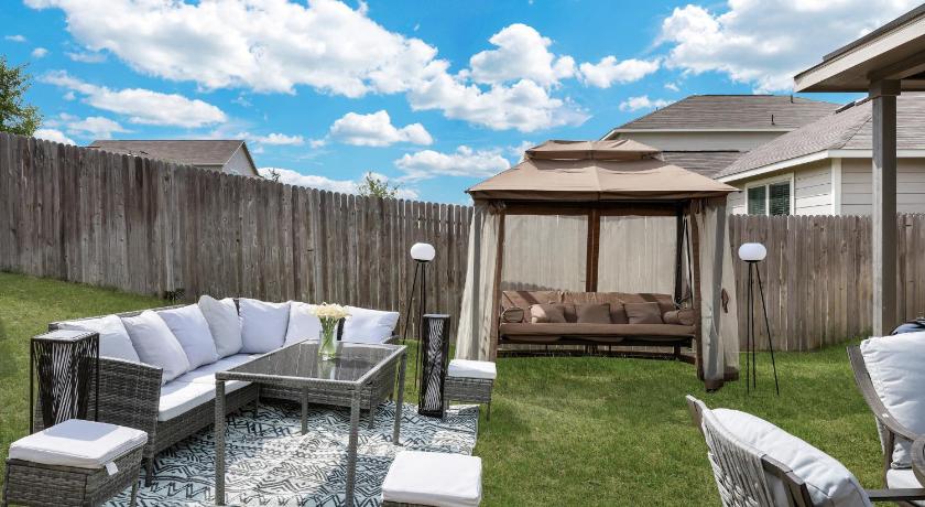 コンバース Stylish Hot Tub Retreat BBQ Yard Games WiFi Pets 5つ星 宿泊施設 レストラン