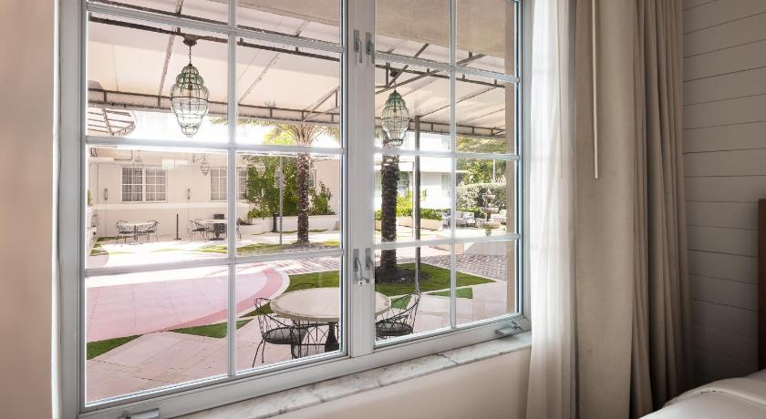 Image of Deluxe Park View King Room 10