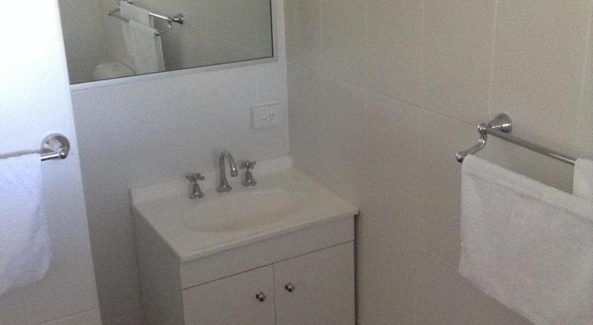 a bathroom with a sink and a mirror, Settlers Inn in Port Macquarie