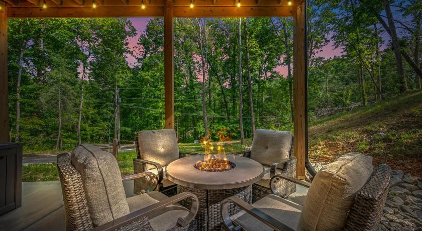 Smoky Mtns Private w/Hot Tub, Game Room, Pets Free